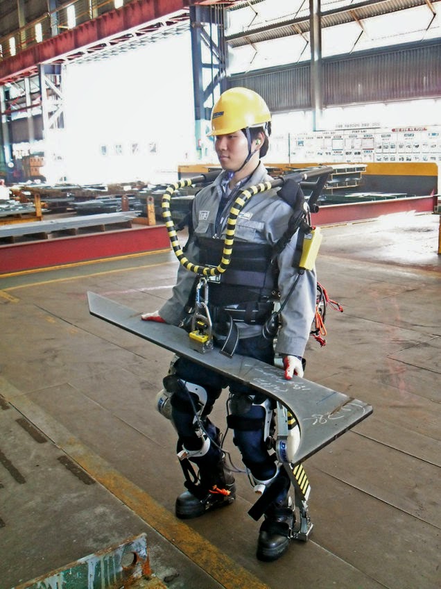 Corea prueba exoesqueletos de fuerza sobrehumana para construir barcos
