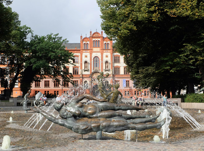 Ostsee | von Wismar bis Rostock, vorbei an Bad Doberan und zum Tee nach Warnemünde | Minza will Sommer Reisen in Deutschland, Urlaub in Deutschland, Mecklenburg Vorpommern, Shoppingtipps und Cafetipps in Wismar, Uni Rostock, Bad Doberan, Warnemünde, Ostsee, Pornobrunnen, Teepott, Architektur, Minza will Sommer