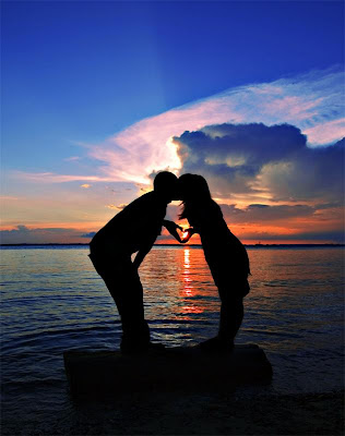 http://4.bp.blogspot.com/-IXnwKFTEfqA/ThhIKUisUoI/AAAAAAAAEzk/jQgkNUDEX3E/s400/Romantic+Couples+Wallpaper.jpg