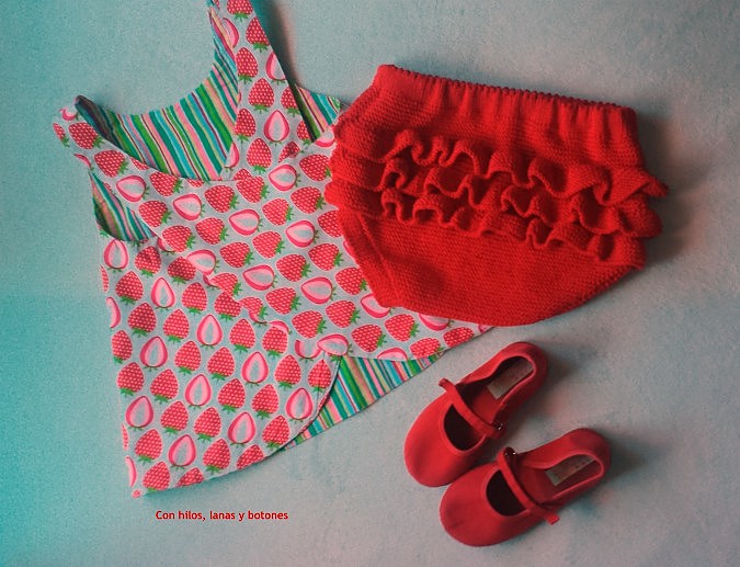 Con hilos, lanas y botones: Braguita de punto con volantes en el culete (patrón gratis)