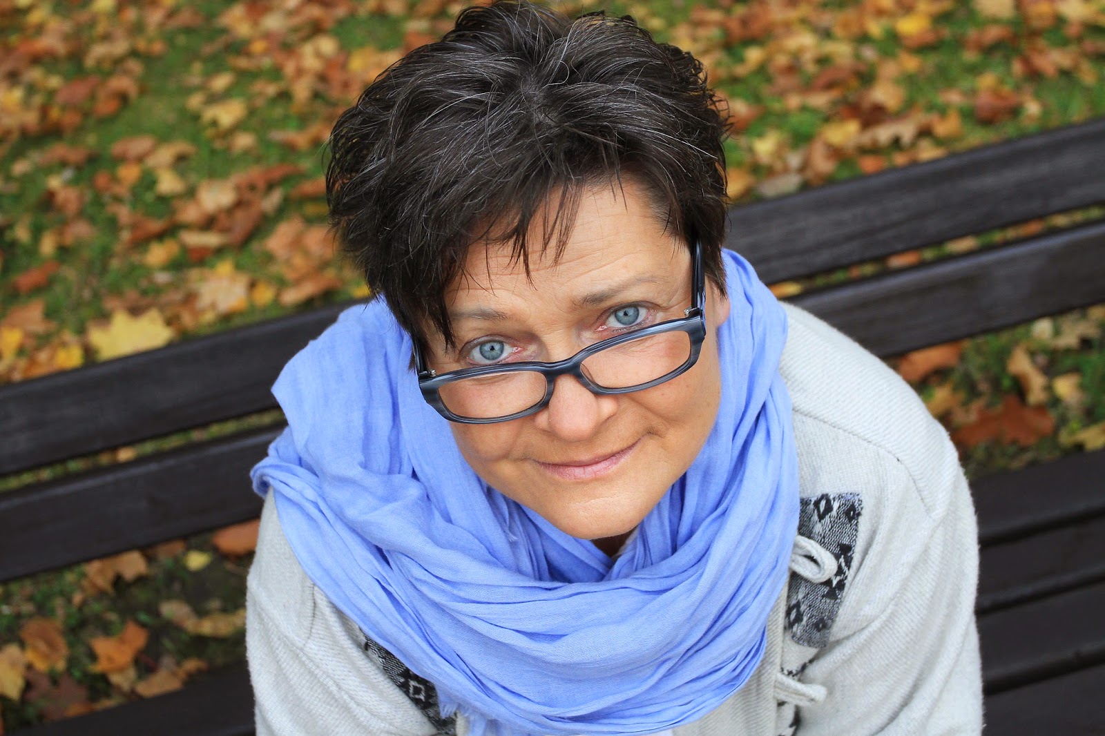 Dziewczyna Z Granatem W Ręce Dziewczyno W Zielonej Sukience