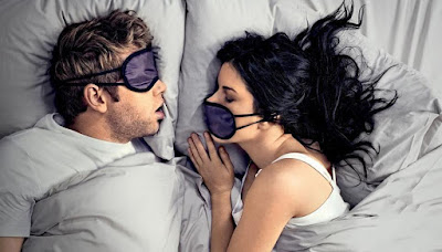 tidur yang laki-laki menutup mata dan perempuan menutup mulut tidur yang laki-laki menutup mata dan perempuan menutup mulut