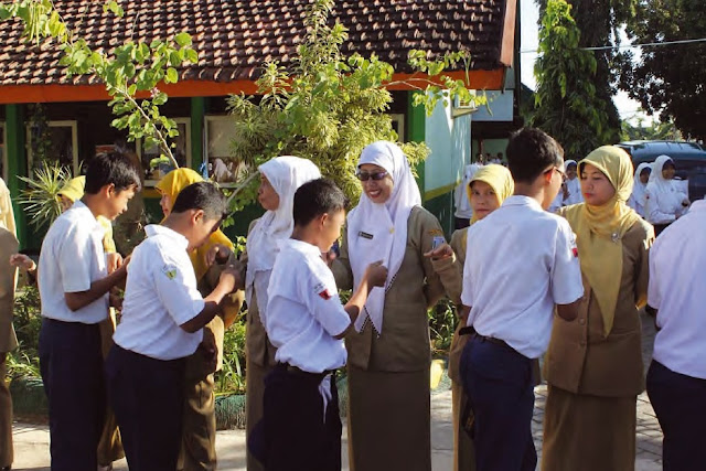 Contoh perilaku sopan peserta didik kepada guru Contoh perilaku sopan peserta didik kepada guru