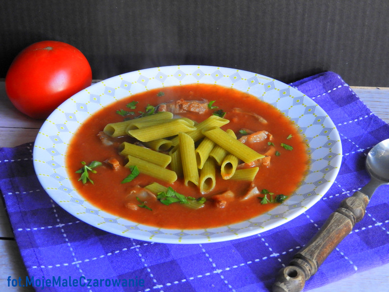 Zupa pomidorowa z tamaryndowcem na indyczych żołądkach ze szpinakowym penne