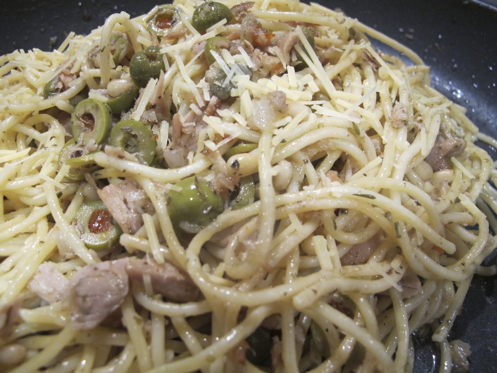 NoSetMenu Pasta with tuna, capers, green olives and pine nuts