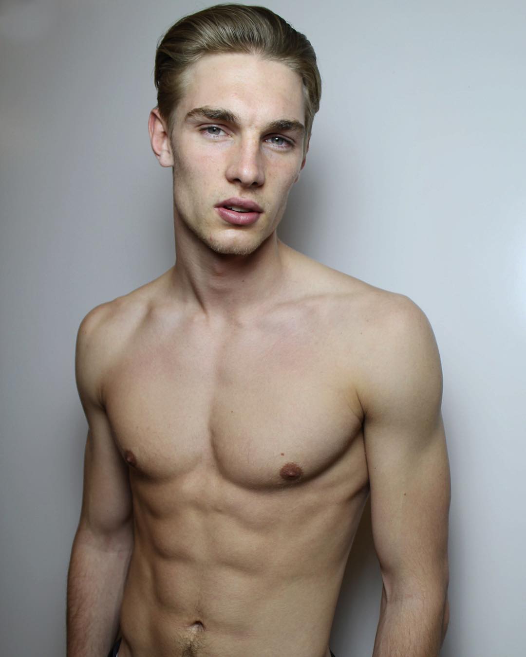 UK Model Tommy Marr - New Shirtless & Barefoot Twitter Pics.