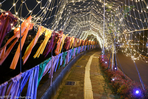 台中海天橋「光環境」彩虹緞帶星空隧道，鉅虹打造燈會最美一公里