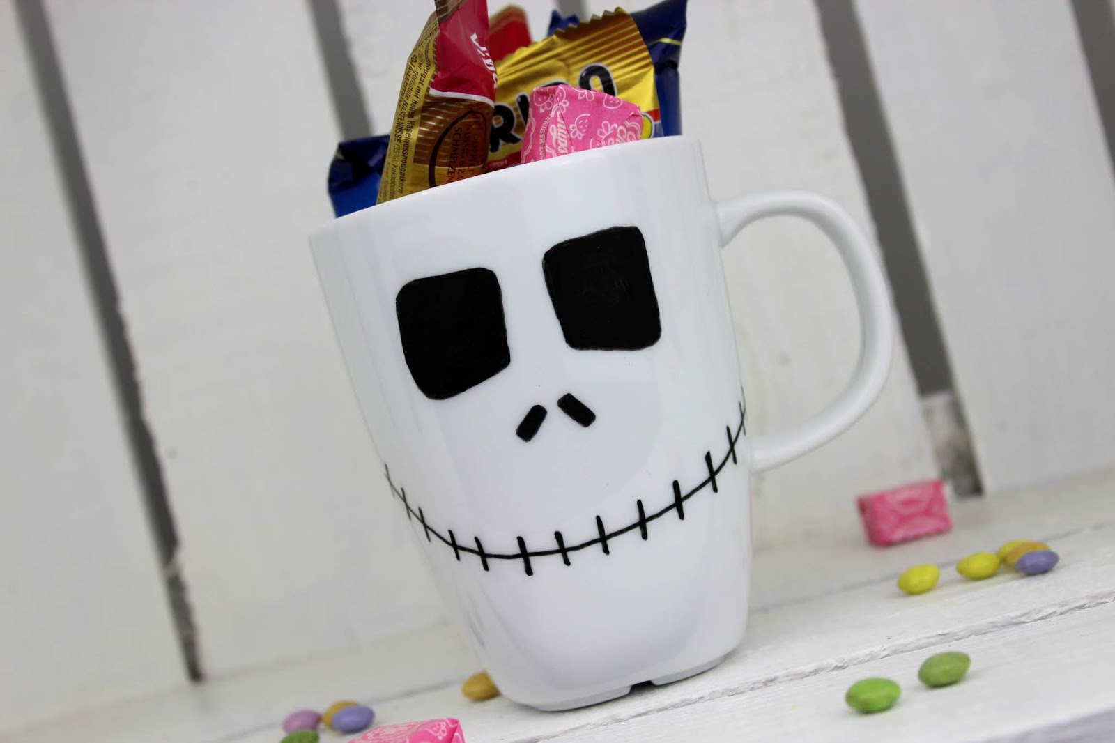 DIY Halloween Bastelidee: gruselige Becher ganz einfach selber machen