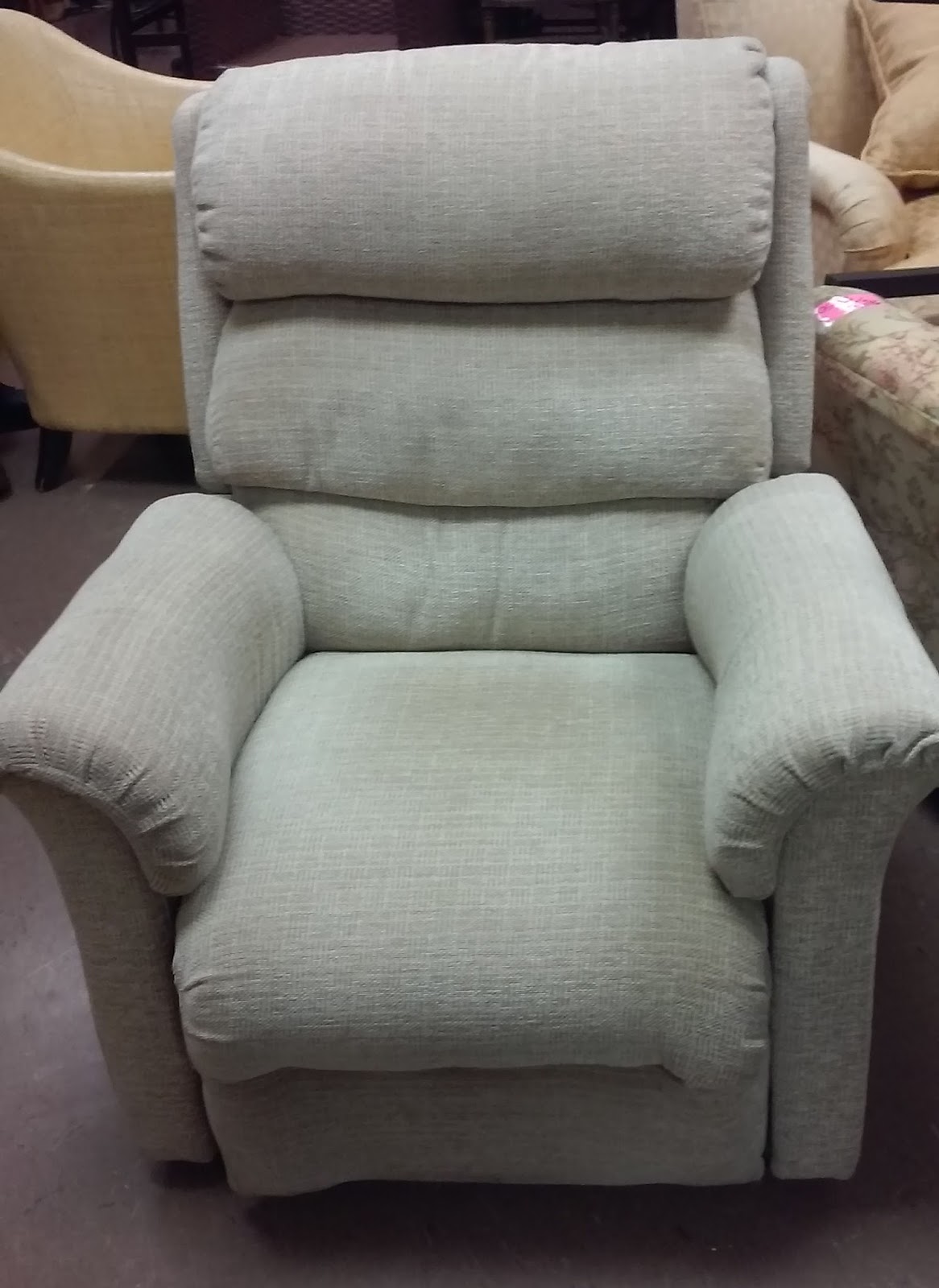 UHURU FURNITURE & COLLECTIBLES SOLD Beige Reclining Lift Chair 125