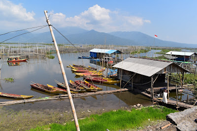 pemandangan-alam-perahu-warga-ambarawa naik kereta wisata sejarah di museum kereta api ambarawa indonesia diesel uap traveling nurul sufitri mom lifestyle blogger