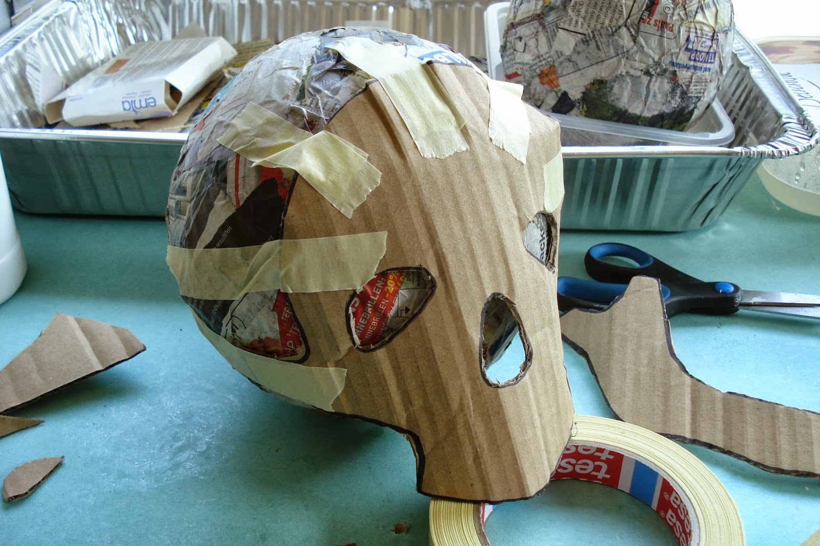 Plastische opvoeding (Y) Het maken van een schedel in papier maché.