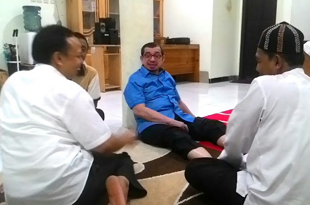 Kunjungi Kantor DPW PKS Kalteng, Ketua Majelis Syuro Mendapat Layanan Pijat Refleksi