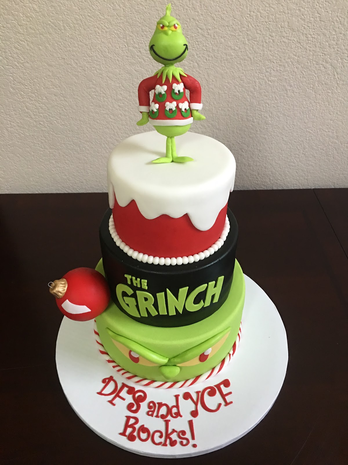 How to make a Grinch Cake | Grinch cake, Christmas cake, Grinch ...