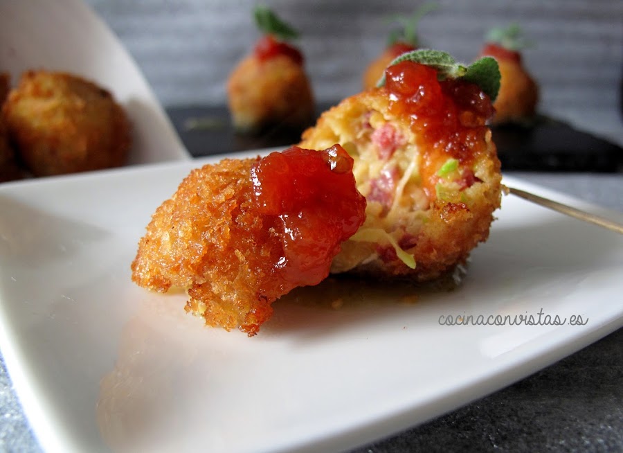 Pelotitas crujientes de calabacín, queso y cecina