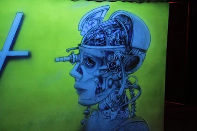 Biomechanika, steampunk, mural UV, aranżacja ściany w klubie, malowanie grafiiti UV