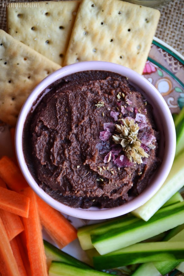 PATÉ UNTABLE AZUKI CEBOLLA CARAMELIZADA CON CRUDITÉS SOBRE MANTEL RAFIA Y MADERA