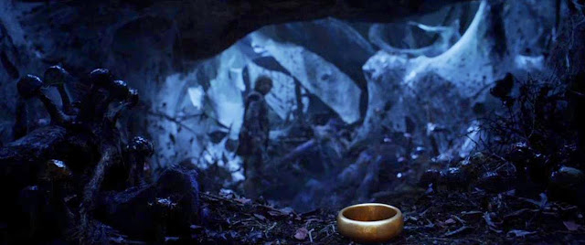 O Um Anel no Filme O Hobbit com Bilbo Bolseiro - Baggins - ao Fundo na Caverna do Gollum O Um Anel no Filme O Hobbit com Bilbo Bolseiro - Baggins - ao Fundo na Caverna do Gollum