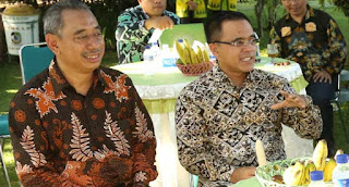 Bupati Anas bersama Konjen RI di Perth, Ade Padmo (sumber : Jawapos.com) Kapal yacht dari Australia akan ke Banyuwangi 2017.
