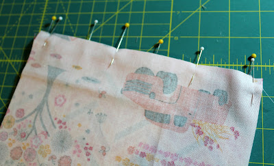 A Quilter's Table: Triple-Zip Pouch :: A Tutorial