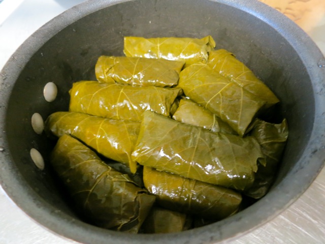 Долма с соусом. Долма из баранины фото. Долма в духовом шкафу. Голубцы в кастрюле. Толма в кастрюле.