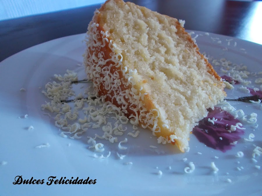 http://dulcesfelicidades.blogspot.com/2014/10/bizcocho-de-coco-mi-particularmente.html