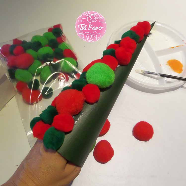 manualidades con niños y pompones