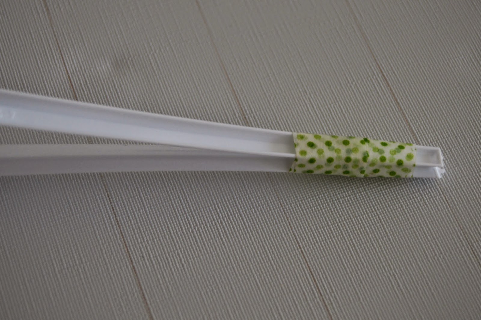 Jugando con Duendes y Hadas Maracas con huevos kinder plastic easter