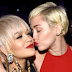 Miley Cyrus passa cantada em Rita Ora nas redes sociais: "Amo seus peitos".