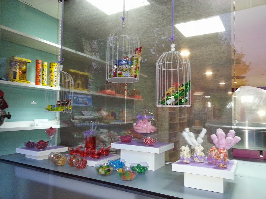 Escaparate de dulces con jaulas y colores rojos y rosas