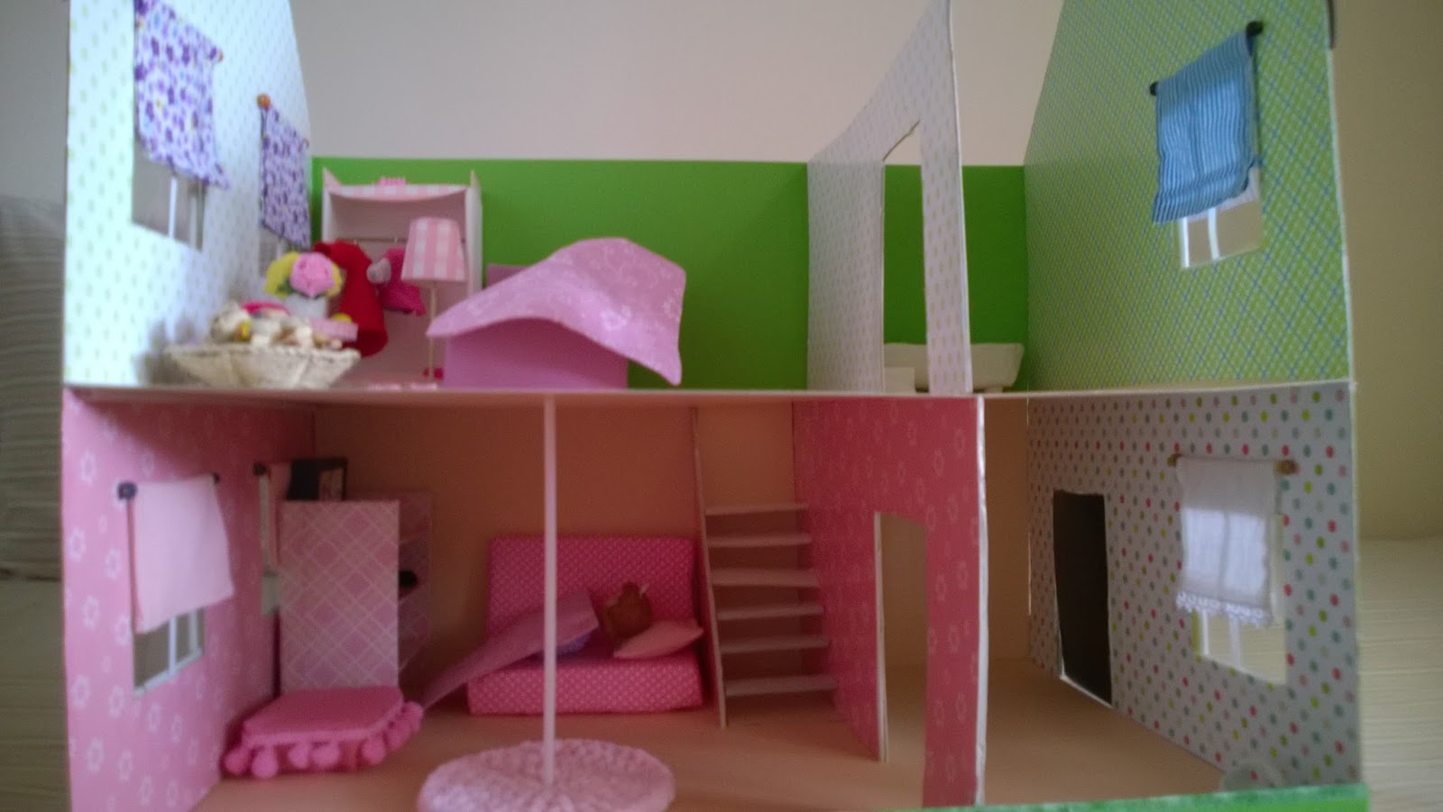 Annecik Öğreniyor El Yapımı Kartondan Bebek Evimiz ve Eşyaları