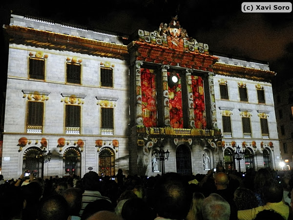 El viaje surrealista, proyección de las Festes Mercè 2013 en la fachada del ayuntamiento