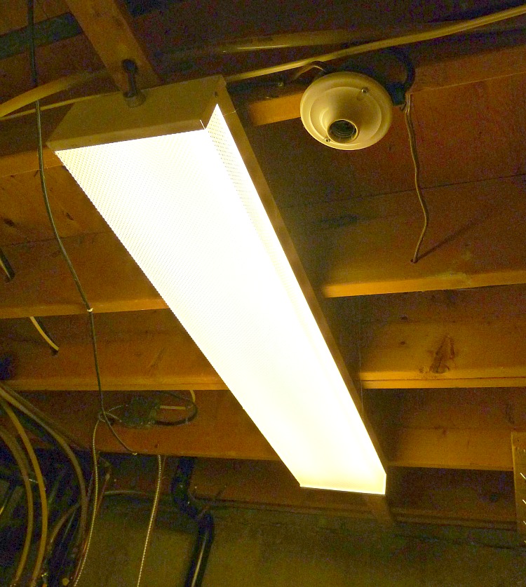 Light Up The Laundry Room Dans Le Lakehouse Left Right Beside The Fluorescent What H Did They Do This Just To Torment Us Former Owners Have Scratching Our Heads Whimpering