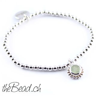 gründer prehnit perlenarmband und armband aus silberperlen und feder anhänger feder armband hier in kombination mit grünem stein prehnit armband