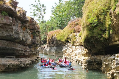 petualangan seru yogyakarta river tubing rafting sungai oyo wisata goa pindul nurul sufitri social media mom blogger traveling culinary review