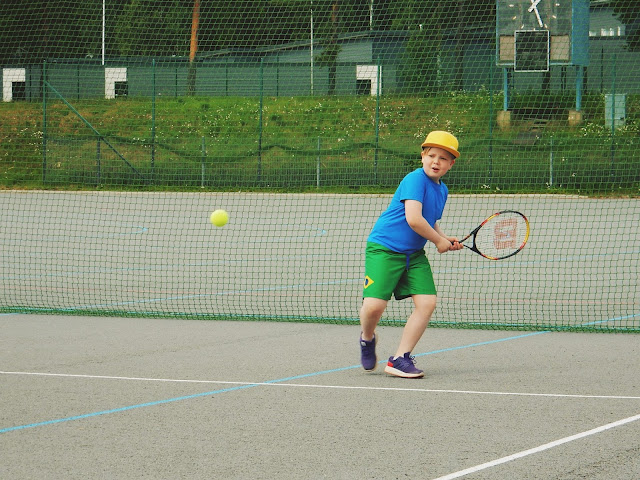 Kesällä on kiva tappaa aikaa tennistä pelaamalla