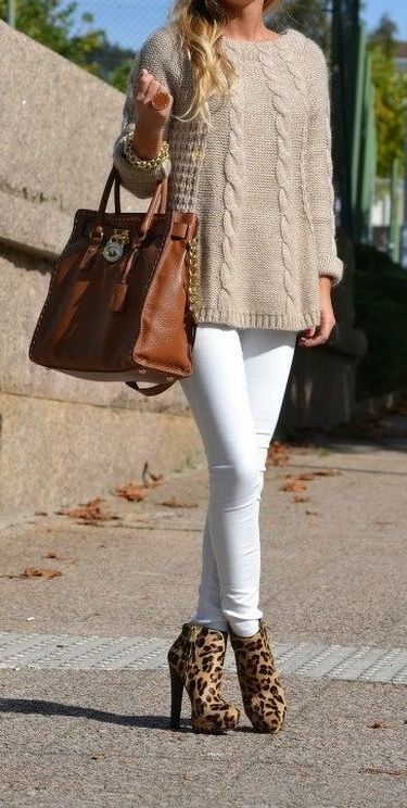 Street style | White pants, beige sweater, Micheal Kors handbag and ...
