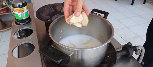 Vào bếp làm súp dừa gà Thái Lan Cho-rieng-vao-noi-cot-dua