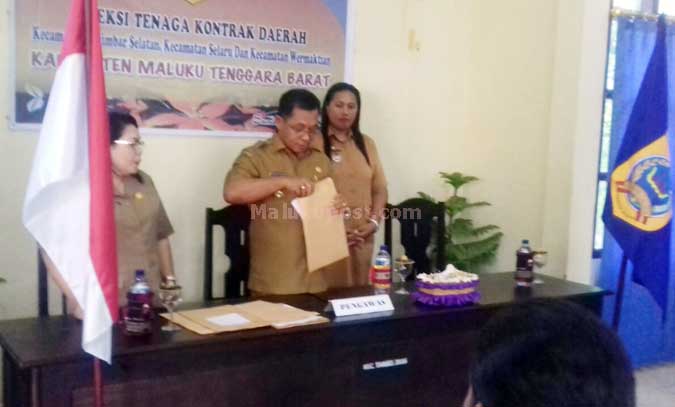 Pemkab MTB Gelar Seleksi Tenaga Kontrak Daerah Saumlaki, Malukupost.com - Pemerintah Kabupaten (Pemkab) Maluku Tenggara Barat (MTB) menggelar seleksi tenaga kontrak yang akan ditetapkan sebagai pegawai Kontrak Daerah (PKD) di Satuan Kerja Perangkat Daerah (SKPD) sesuai kebutuhan. Pembukaan kegiatan seleksi tersebut dilaksanakan secara simbolis di Kantor Camat Tanimbar Selatan, Selasa (23/1) oleh Bupati MTB, Petrus Fatlolon, dihadiri sejumlah kepala dinas, badan, dan pimpinan kecamatan Tanimbar Selatan, Selaru, dan Wermaktian. Seleksi dilakukan di setiap kantor dinas, badan dan juga gedung kesenian, sementara seleksi terhadap 37 orang calon TKD dari kantor camat Tanimbar Selatan (Tansel), Selaru dan Wermaktian bertempat di aula kantor camat Tansel.