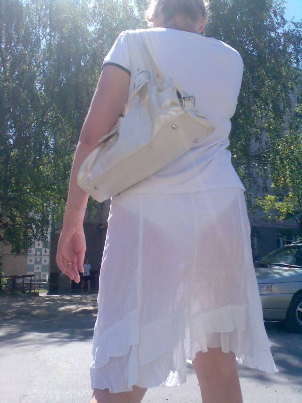 Под легкой и прозрачной. Белая просвечивающая юбка. Платье просвечивает. Трусы сквозь платье. Трусы через платье.