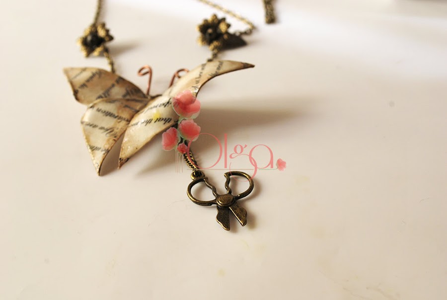 Desde el Taller de Olga.Collar mariposa de Origami