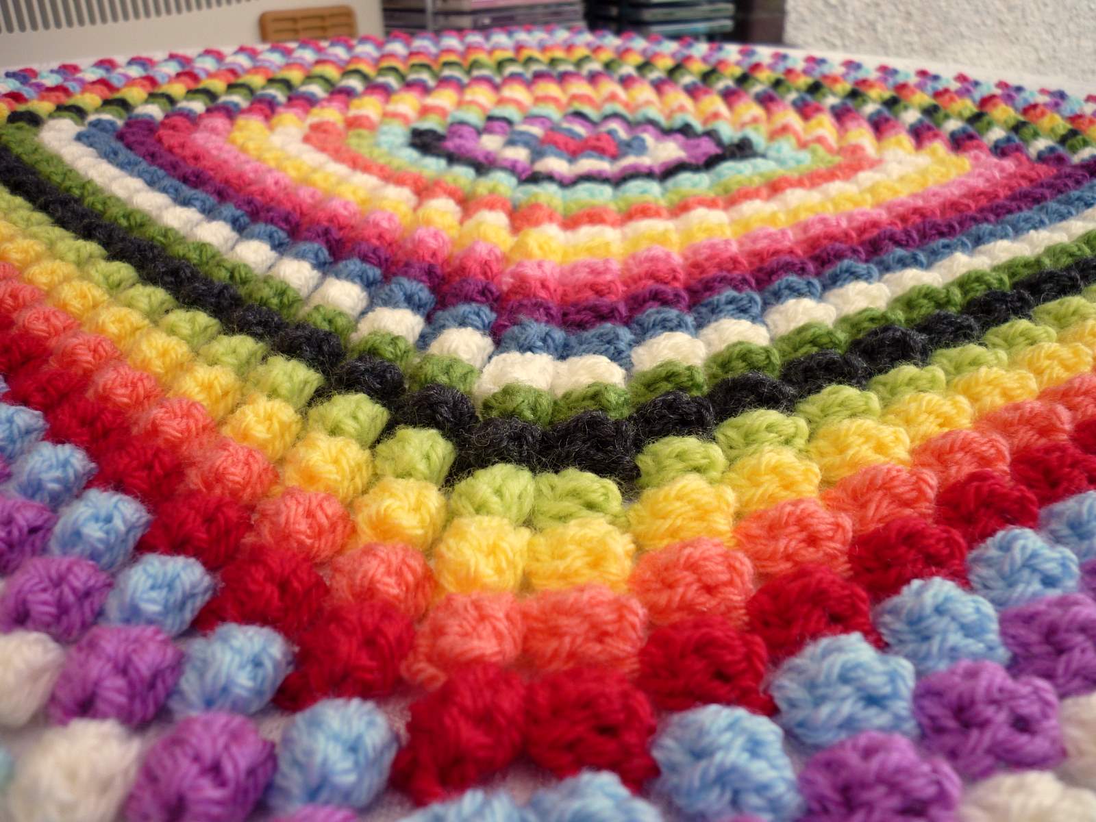 Половик дорожка бабушкин квадрат. Прямоугольный коврик связанный крючком. Интересные вязаные коврики. Вязание квадратного коврика из пряжи крючком. Коврик из мусорных пакетов.