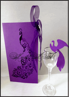 Сватбена покана с паун и украса за чаша лилаво
