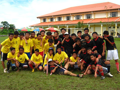 Musuh tradisi sofbol di Sibu: pasukan SMK Luar Bandar No.1 Sibu dan SMK Chung Hua