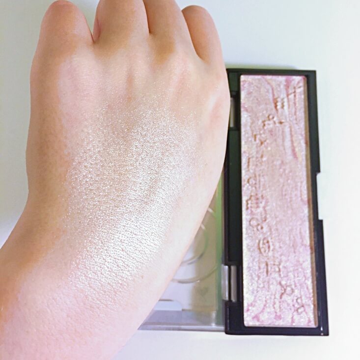 wet n wild megaglo Highlighting Bar Air swatch wet n wild megaglo Highlighting Bar Air swatch