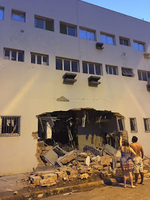 Resultado de imagem para explosão de caixa eletrônico em buritis mg