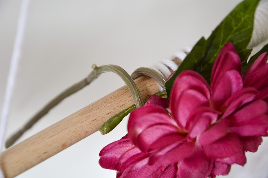 Enrollamos las flores a la barra