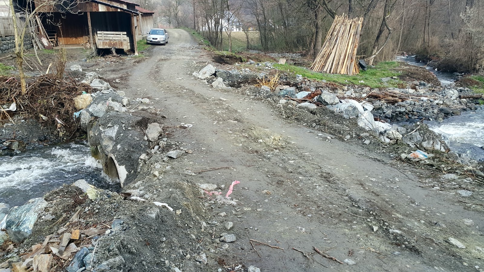 Obilne padavine u Ušću i okolnim selima oštetile su seoske puteve i pokrenule klizišta. Najkritičnije je u u selima Dželepi i Glavčići, jer su putevi do ovih sela u prekidu.