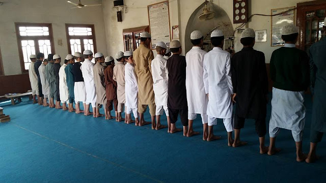 Sudah Benarkah Shaf Anda Ketika Melakukan Sholat Bejamaah? Baca Penjelasan Berikut...