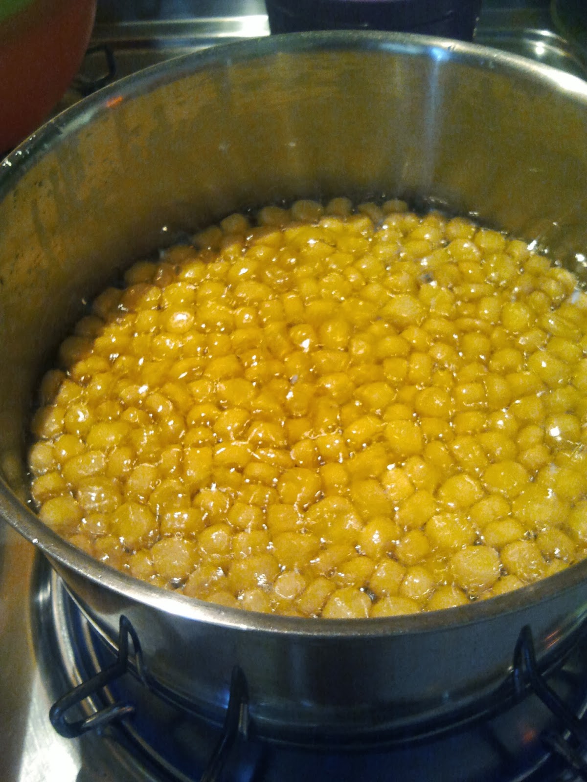 Struffoli con nocciole