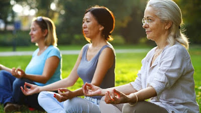 Những hình ảnh tập luyện Yoga của người phụ nữ 75 tuổi Những hình ảnh tập luyện Yoga của người phụ nữ 75 tuổi